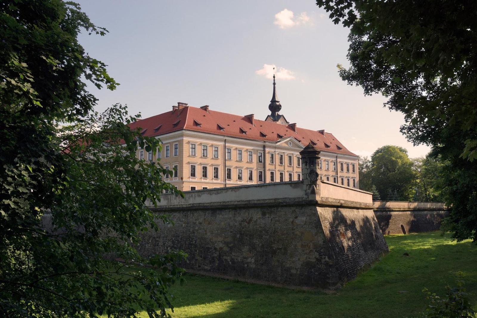 8 Pietro Self Check-in, Parking Rzeszow